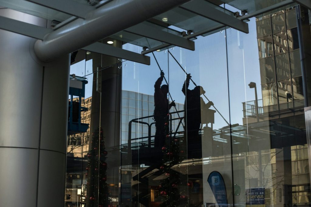 Fensterreinigung aussen auf Platform